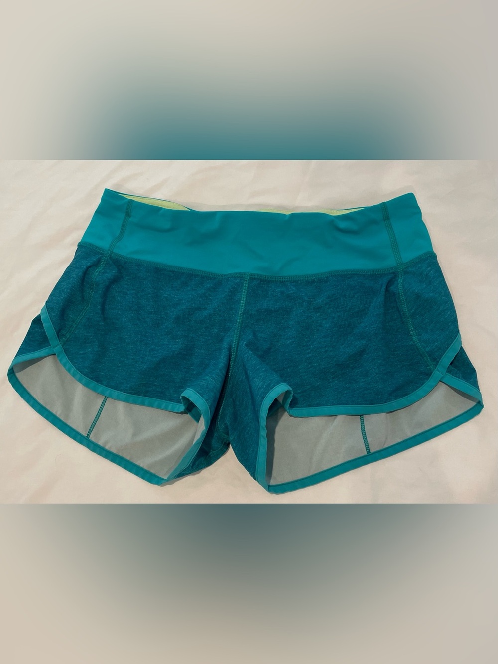Good Gentle Worn Lululemon Women’s Shorts Size 4 in Teal/Turquoise color